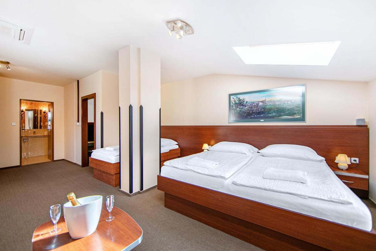 Hotel Palace Πίλζεν Εξωτερικό φωτογραφία